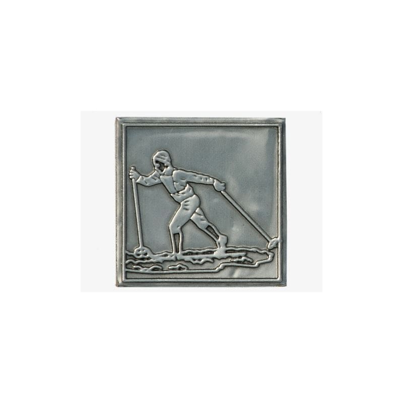 Tennetikett 'Längdskidåkare', kvadratisk, metall, silver