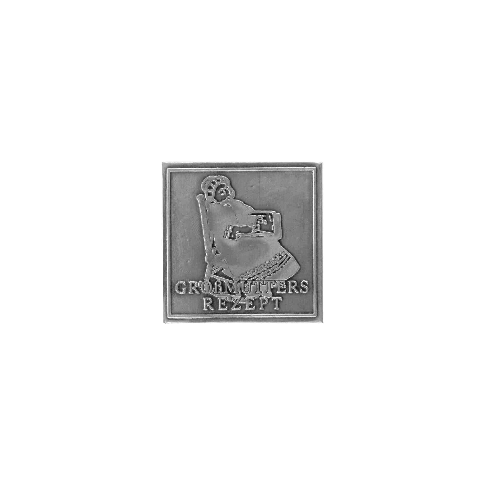 Tennetikett 'Mormors recept', kvadratisk, metall, silver Tennetikett 'Mormors recept', kvadratisk, metall, silver