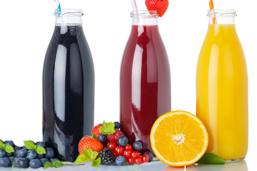 Recept Svart-Rött-Guld Frukt Smoothie Grupp om tre genomskinliga flaskor med bred mun fyllda med svarta, röda och gula smoothies och ett sugrör vardera, dekorerad med frukt