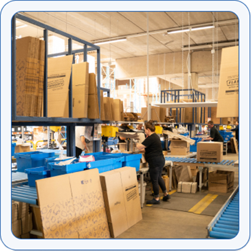 Vänlig kvinna i logistikförpackning försändelser