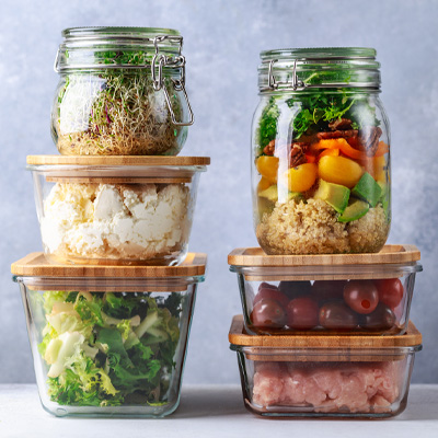 Stämningsbild: Grupp med flera förvaringsburkar för satsmatlagning