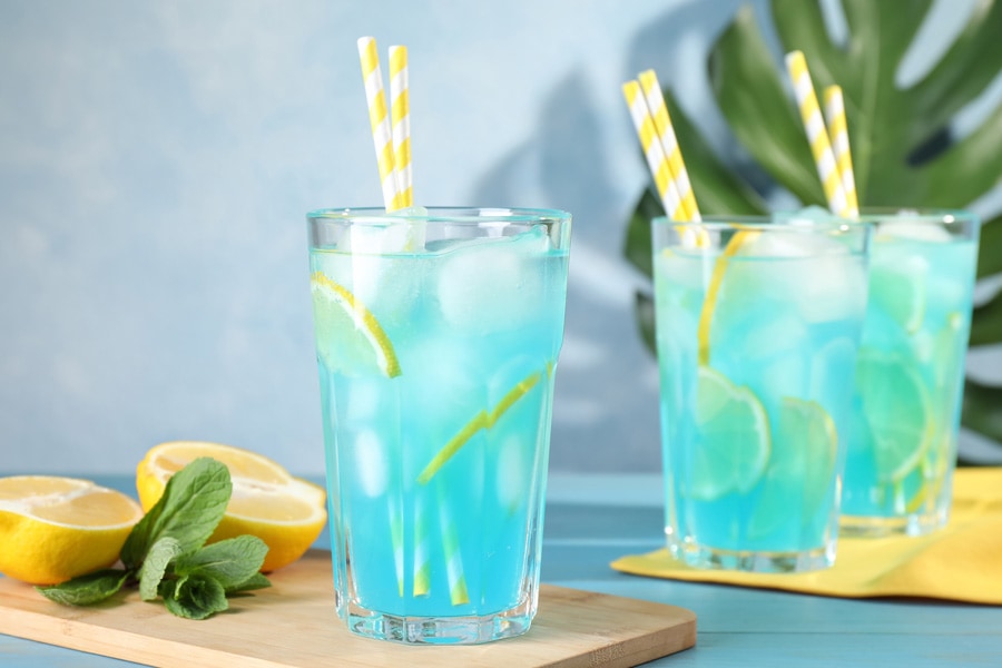 Recept Les Bleus Lemonad Stämningsbild: Tre dricksglas är fyllda med blå lemonad.