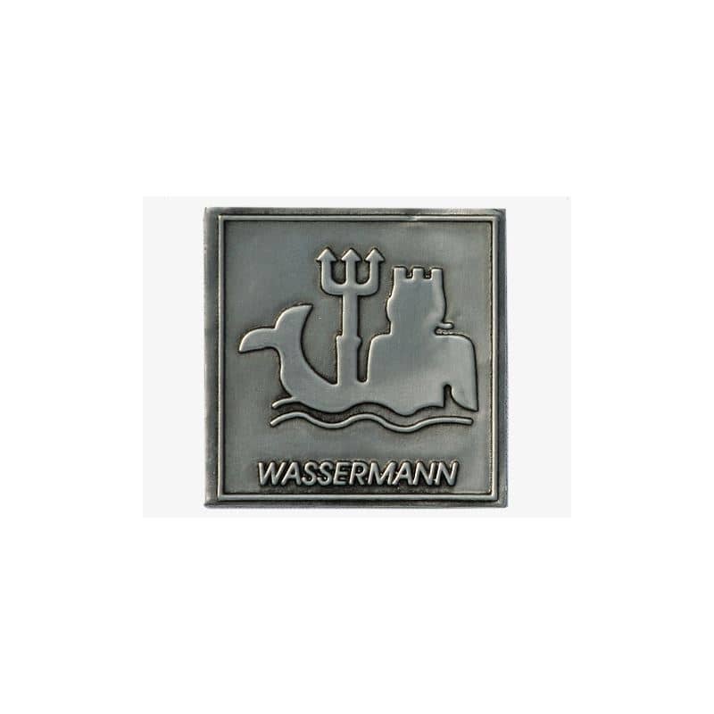Tennetikett 'Vattumannen', kvadratisk, metall, silver Tennetikett 'Vattumannen', kvadratisk, metall, silver