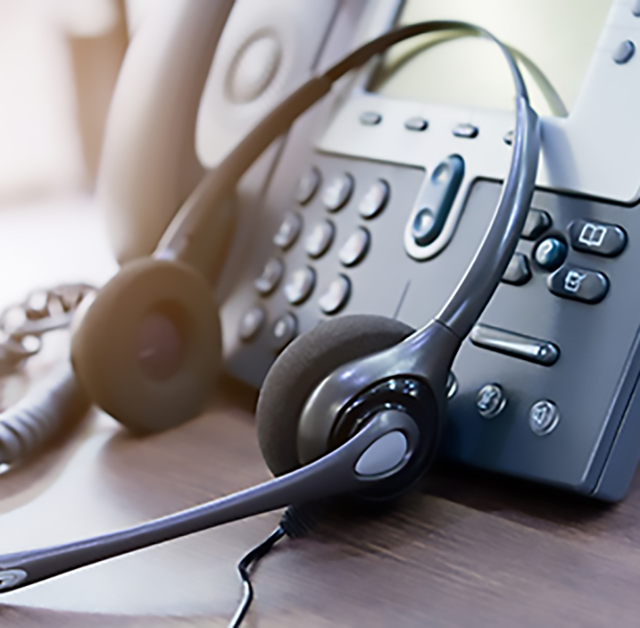 Har du frågor? Kundtjänst humör: telefon med headset lutande